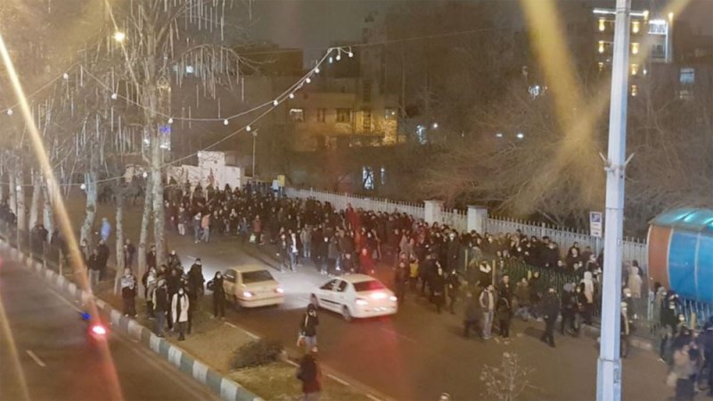 الأهواز.. الاحتجاجات تتوسع وروحاني يعد بفتح السدود