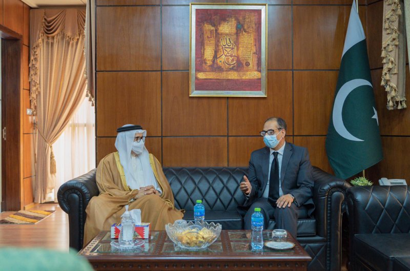 سعادة وزير الخارجية يقدم تعازي مملكة البحرين في وفاة رئيس جمهورية باكستان الإسلامية السابق