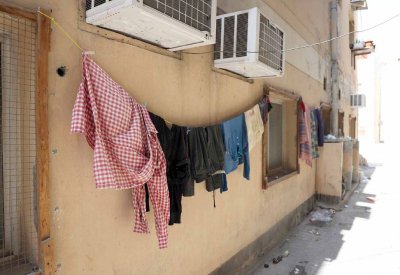 نشر ملابس الآسيويين بالشوارع  يشوِّه وجه “المنامة”