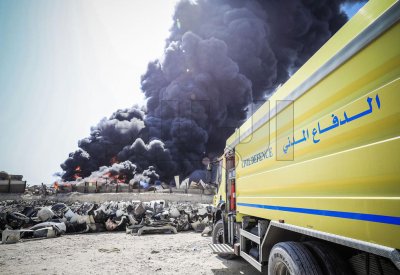 بالصور: حريق ضخم بمنطقة عسكر.. والدفاع المدني يباشر عمليات إخماده