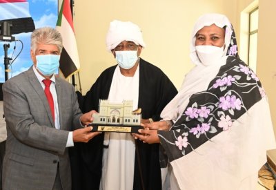 وزيرة خارجية السودان تكرم المؤسسة الملكية للأعمال الإنسانية
