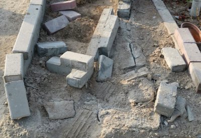 بالصور: سيارات فوق القبور بمقبرة "النعيم"