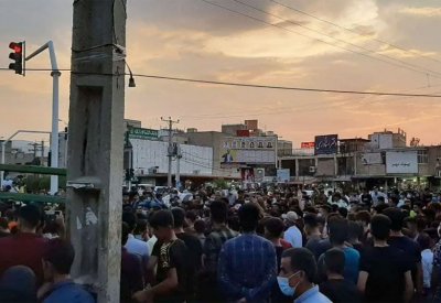 هتافات مناوئة لخامنئي وحرق صوره.. احتجاجات إيران مستمرة