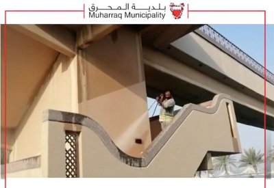 بالفيديو: بلدية المحرق تغسل جسور المشاة بعد صور "البلاد"