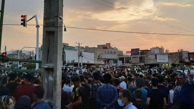 هتافات مناوئة لخامنئي وحرق صوره.. احتجاجات إيران مستمرة
