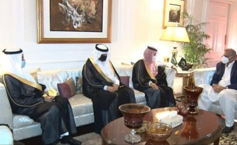 وزير الخارجية السعودي يبحث مع قائد الجيش الباكستاني التعاون المشترك لحفظ الأمن والاستقرار