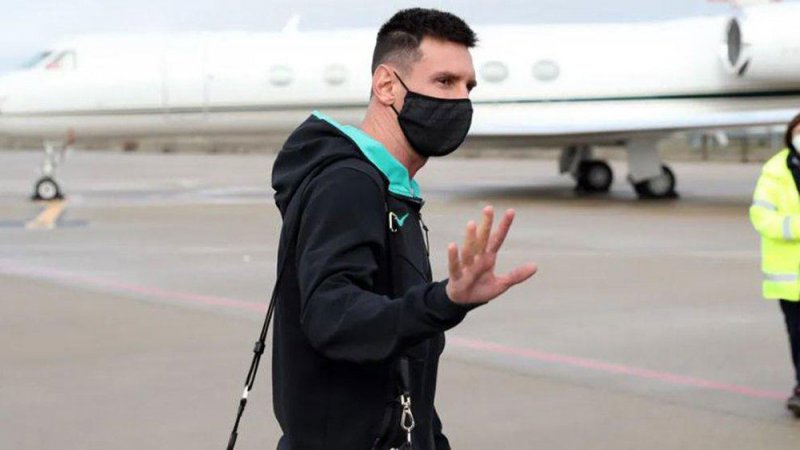 ميسي يغادر برشلونة مجددا