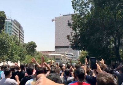 حملة اعتقالات بالأحواز.. وتظاهرات ضد خامنئي بطهران