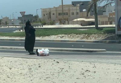 صور سيدة مسنة تنتظر بمحطة نقل غير مظللة بظهيرة حارة تشعل تويتر
