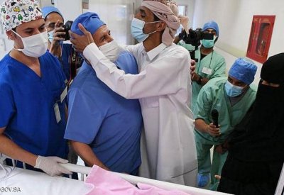 فصل رضيعة عن توأمها في السعودية.. و"قُبلة" على رأس الطبيب