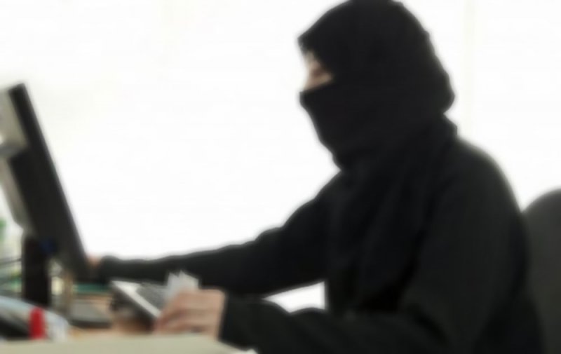 تسريح منقبة عن وظيفتها.. و"العمل" تقطع الدعم