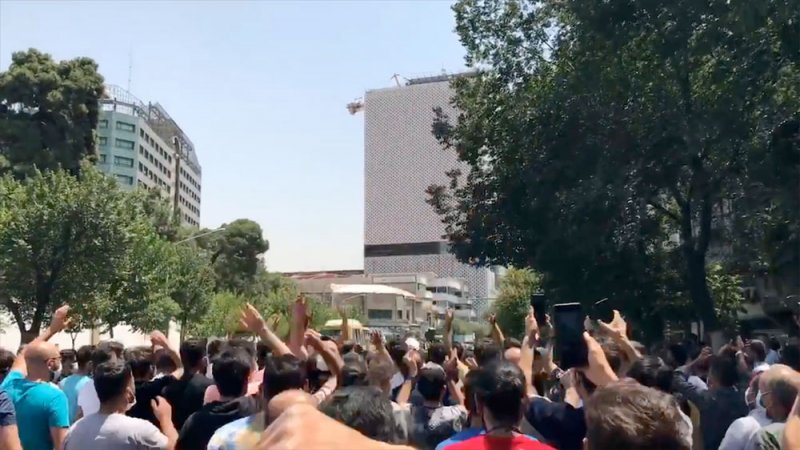 حملة اعتقالات بالأحواز.. وتظاهرات ضد خامنئي بطهران