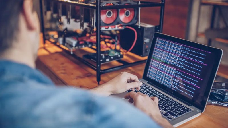 مشغل غير قانوني لتعدين البيتكوين.. داخل مقر شرطة بولندا