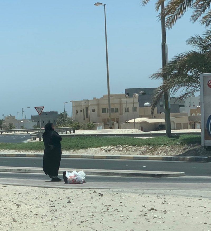 صور سيدة مسنة تنتظر بمحطة نقل غير مظللة بظهيرة حارة تشعل تويتر