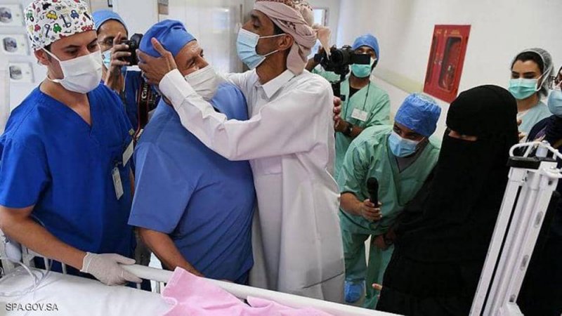 فصل رضيعة عن توأمها في السعودية.. و"قُبلة" على رأس الطبيب