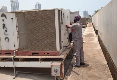 أمانة العاصمة تنفذ اعمال الصيانة الدورية لمكيفات السوق المركزي