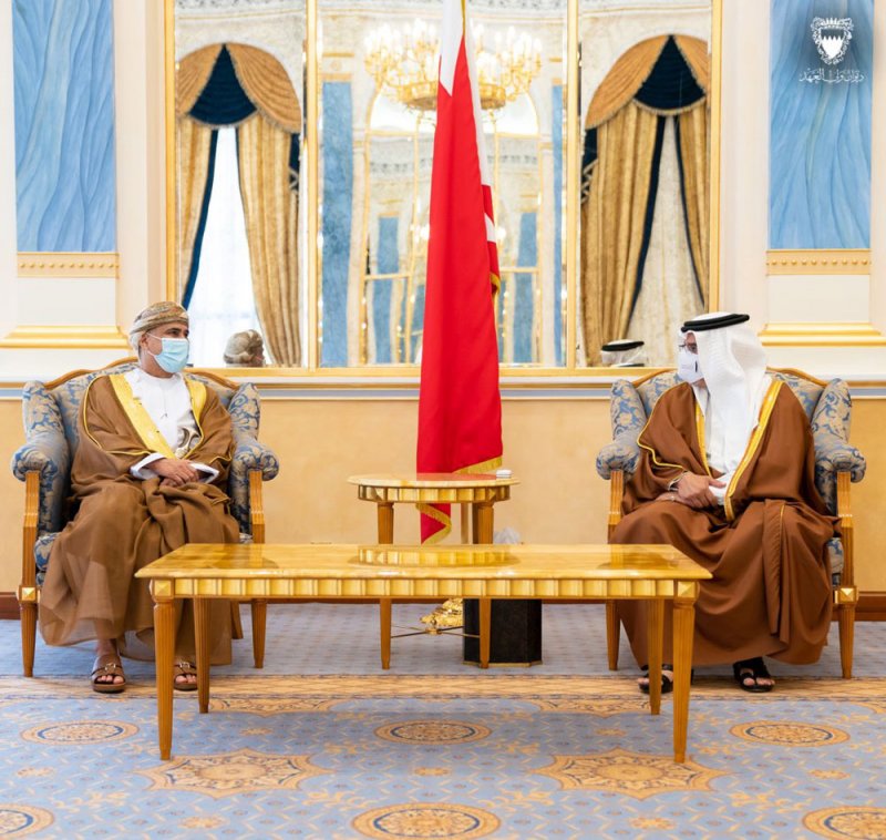 سمو ولي العهد رئيس مجلس الوزراء: علاقات البحرين وعمان تشهد تطوراً وتقدماً على مختلف المستويات