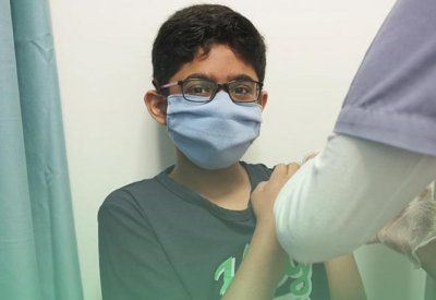 بالصور: استمرار إقبال الفئة العمرية من 12 إلى 17 عامًا على أخذ تطعيم "كورونا"
