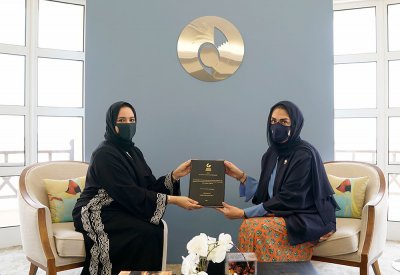 الأنصاري تتسلم من د. السويدي رسالتها حول الذكاء العاطفي والقيادة