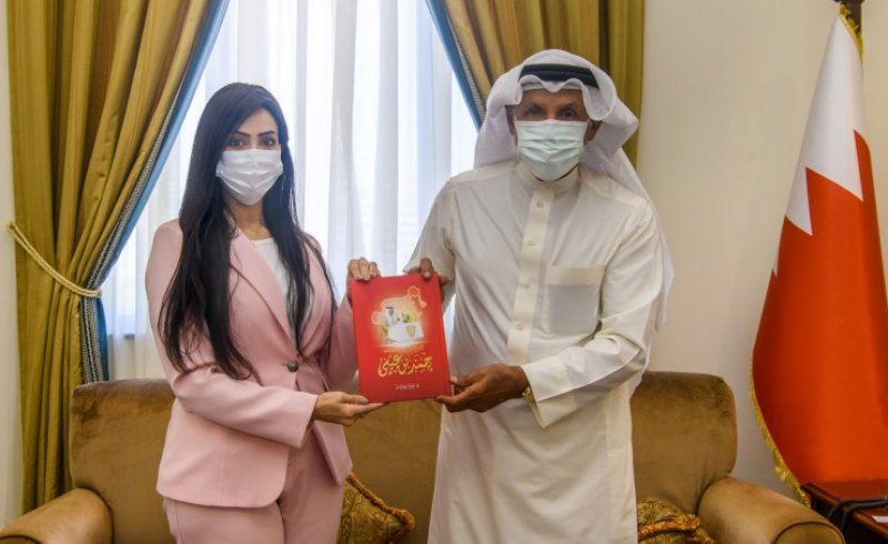 مستشار جلالة الملك لشئون الشباب والرياضة يتسلم كتاب النهج الوطني في خطابات حمد بن عيسى