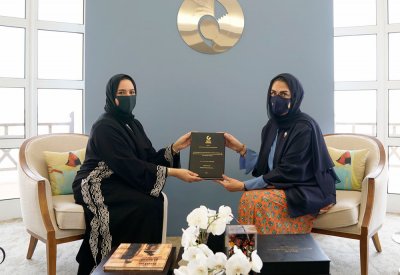 الأنصاري تتسلم من د. السويدي رسالتها حول الذكاء العاطفي والقيادة