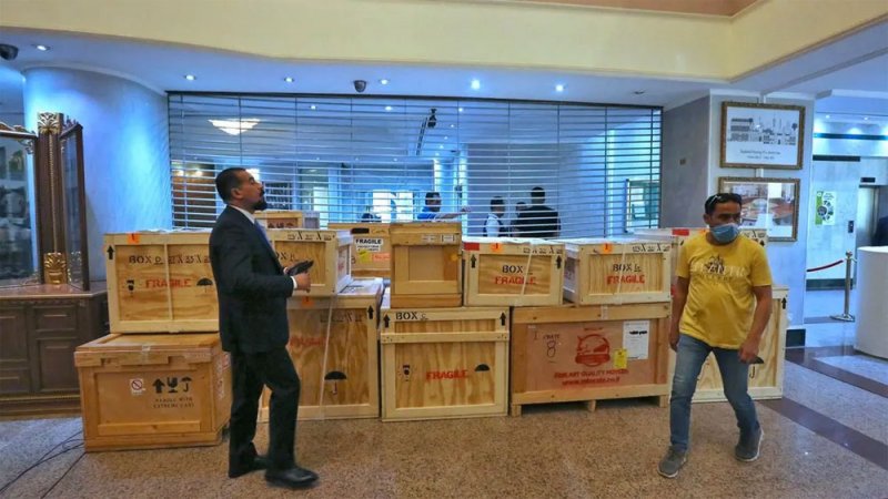أكبر عملية.. طائرة الكاظمي تعود من واشنطن محملة بآلاف قطع الآثار المنهوبة