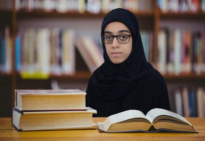 طالبة من ذوي الهمم تؤلف كتاب "خواطر" وتهديه إلى مَدرستها