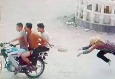 بالصور: 3 شبان يسحلون مصرية لسرقتها في الشارع