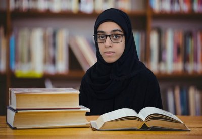 طالبة من ذوي الهمم تؤلف كتاب "خواطر" وتهديه إلى مَدرستها