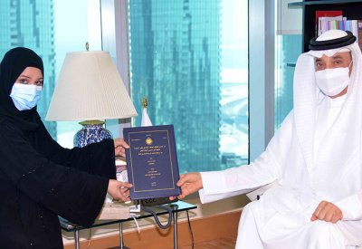 حميدان يتسلم نسخة من رسالة ماجستير حول "تطبيقات الهواتف الذكية ودورها في تطوير ممارسة الإعلام الرقمي"