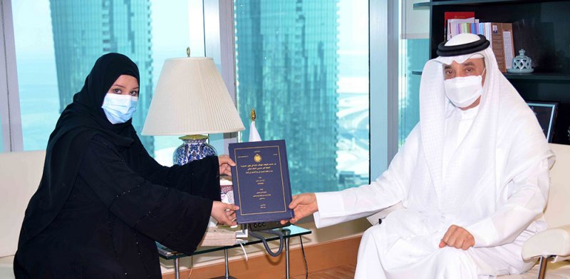 حميدان يتسلم نسخة من رسالة ماجستير حول "تطبيقات الهواتف الذكية ودورها في تطوير ممارسة الإعلام الرقمي"