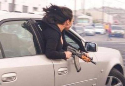 "سيدة الكلاشينكوف".. مشهد صادم في شوارع كاليفورنيا