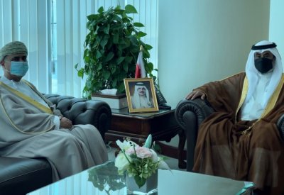 وزير شؤون مجلسي الشورى والنواب يستقبل سفير سلطنة عمان