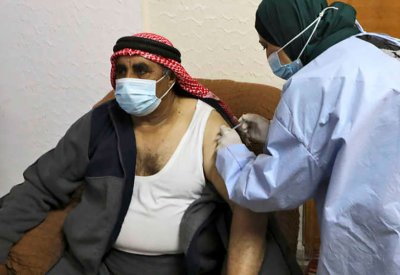 العراق يستلم مليوني جرعة من لقاحي فايزر وسينوفارم
