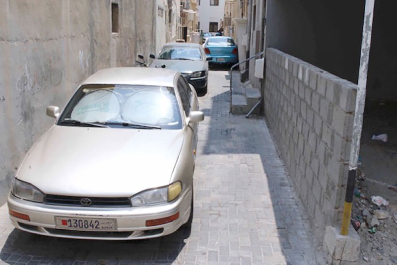 شح المواقف يخنق أهالي مجمع 206 بالمحرق
