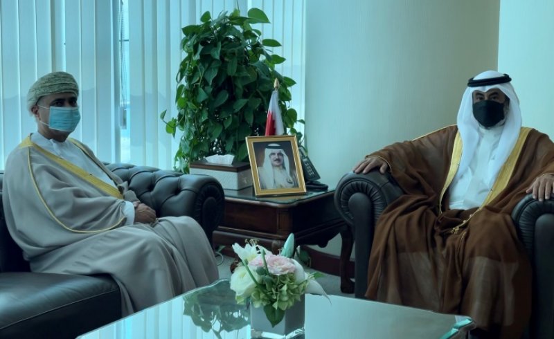 وزير شؤون مجلسي الشورى والنواب يستقبل سفير سلطنة عمان