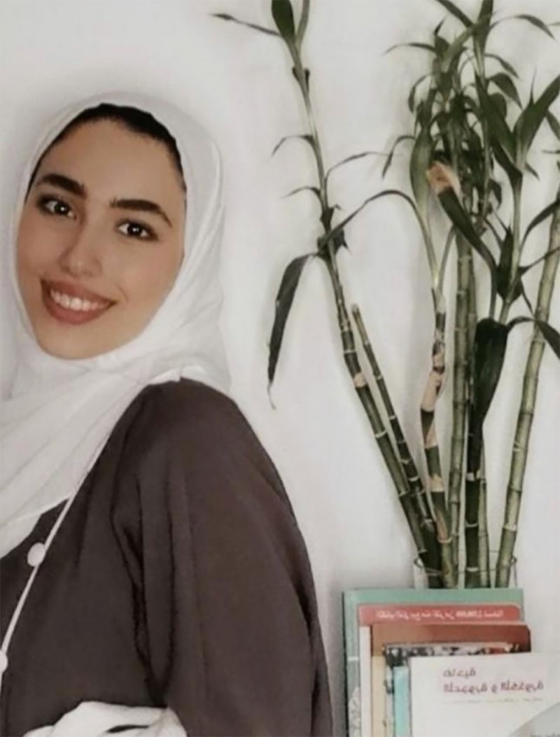 "غادة" خريجة ثانوي تُصدر كتاباً باللغتين العربية والانجليزية