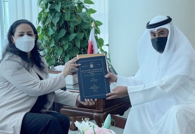 وزير شؤون مجلسي الشورى والنواب يستقبل الباحثة وفاء الذوادي