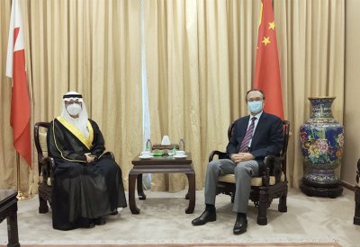 سفير مملكة البحرين المعين في بكين يجتمع مع سفير جمهورية الصين الشعبية لدى المملكة