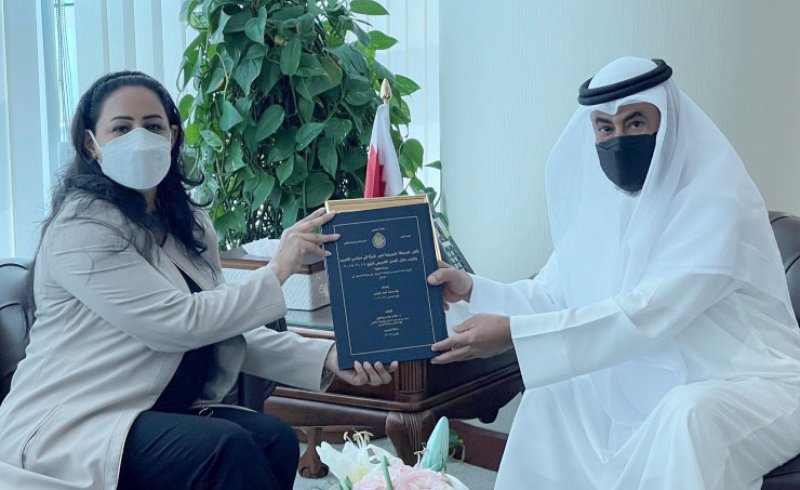 وزير شؤون مجلسي الشورى والنواب يستقبل الباحثة وفاء الذوادي