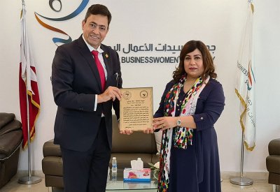 المنجزين العرب تكرم جمعية سيدات الاعمال البحرينية