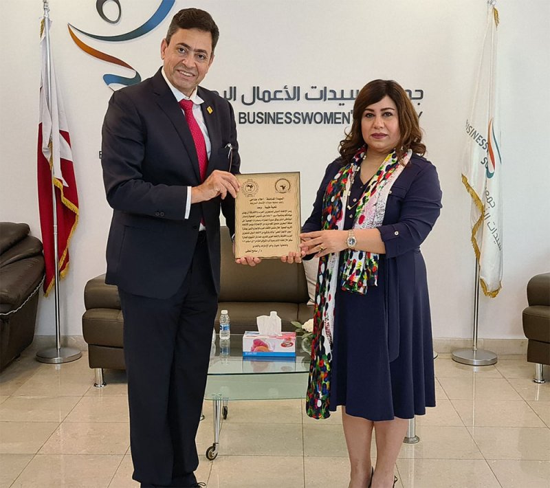 المنجزين العرب تكرم جمعية سيدات الاعمال البحرينية