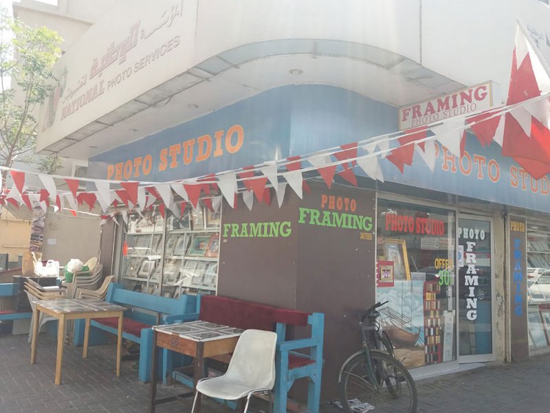 أحاطوا محلي بالكراسي والطاولات.. و“البلدية” أغلقت الشكوى