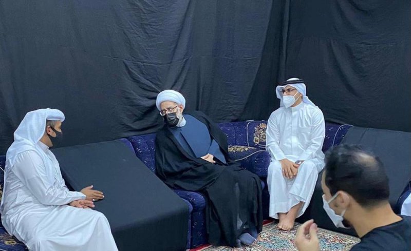 النفيعي يزور مآتم ثانية المحرق ويثمن التزامهم بالإجراءات الاحترازية لـ"كورونا"