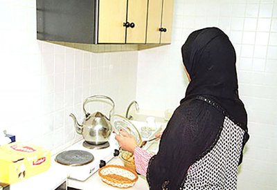 موظفات بمكاتب جلب الخدم يشجعن العاملات على الهرب