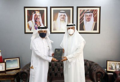 محافظ العاصمة يتسلم رسالة دكتوراه حول "دور الصحف البحرينية في ترتيب أولويات الجمهور تجاه القضايا السياسية"