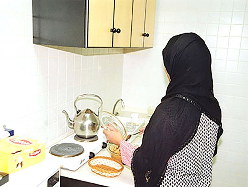 موظفات بمكاتب جلب الخدم يشجعن العاملات على الهرب