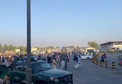 جنود أميركيون بمطار كابل يطلقون النار لإبعاد مدنيين أفغان