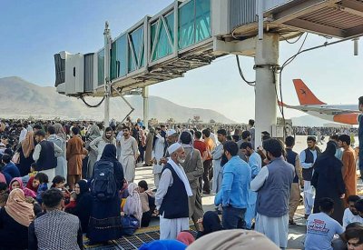 بالفيديو: حشود من الأفغان في مطار كابل