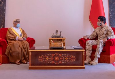 ناصر بن حمد يستقبل السفير العماني